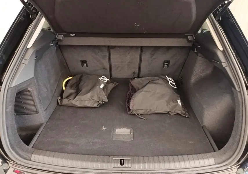 Vue arrière du coffre noir d'un Audi Q3 45 TFSI e 245 S tronic Business Line 2023 avec accessoires posés.