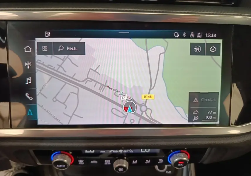 Écran tactile central affichant la navigation dans l’Audi Q3 45 TFSI e Business Line, vue intérieure avant.