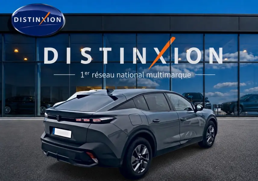 Peugeot 408 Hybrid gris sellenium vue 3/4 arrière droit, avec feux arrière LED et jantes alu visibles.