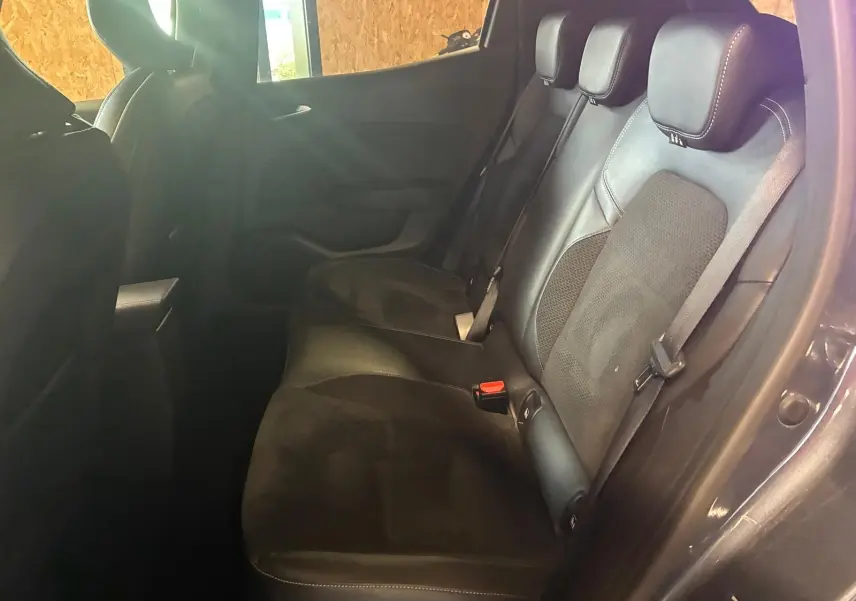 Vue intérieure côté droit des sièges arrière en tissu noir et gris de la Renault Clio 1.0 TCE 100 Intens 2020.