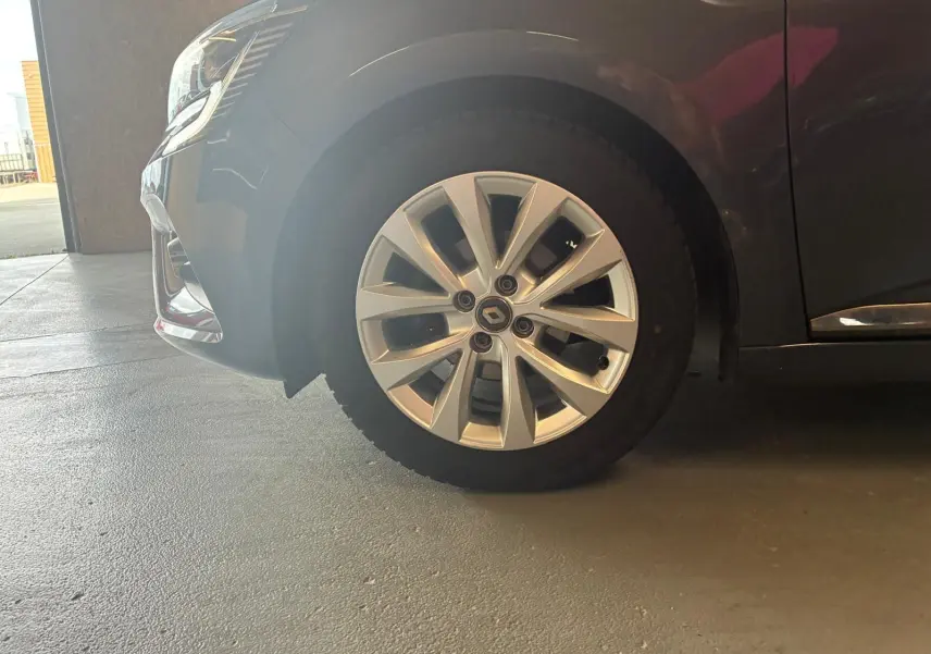 Gros plan sur la roue avant gauche gris métallisé d'une Renault Clio 1.0 TCE 100 Intens 2020 avec jante alliage.
