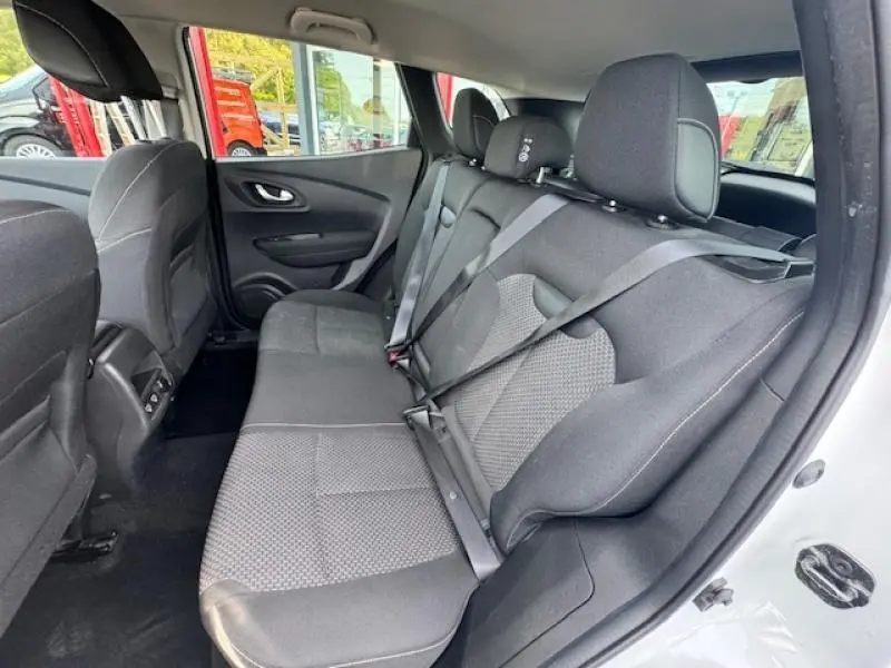 Vue intérieure côté droit sur la banquette arrière noire du Renault Kadjar blanc 2020, avec ceintures de sécurité visibles.