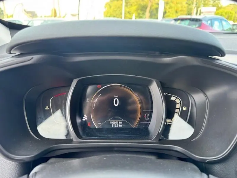 Tableau de bord numérique du Renault Kadjar 2020 affichant 0 km/h et 103901 km, vue frontale rapprochée.