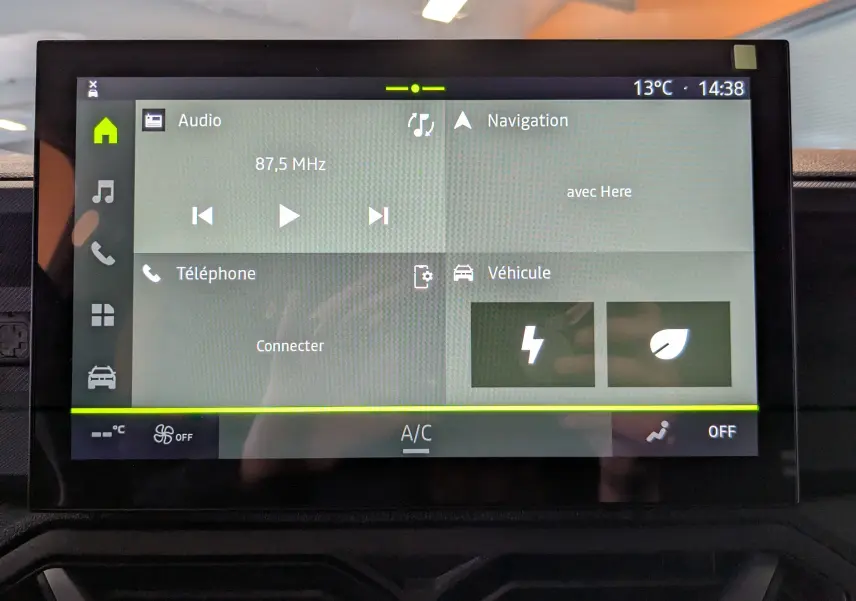 Écran tactile central du tableau de bord du Dacia Duster Hybrid 140 Journey 2025 affichant les menus audio, navigation et véhicule.