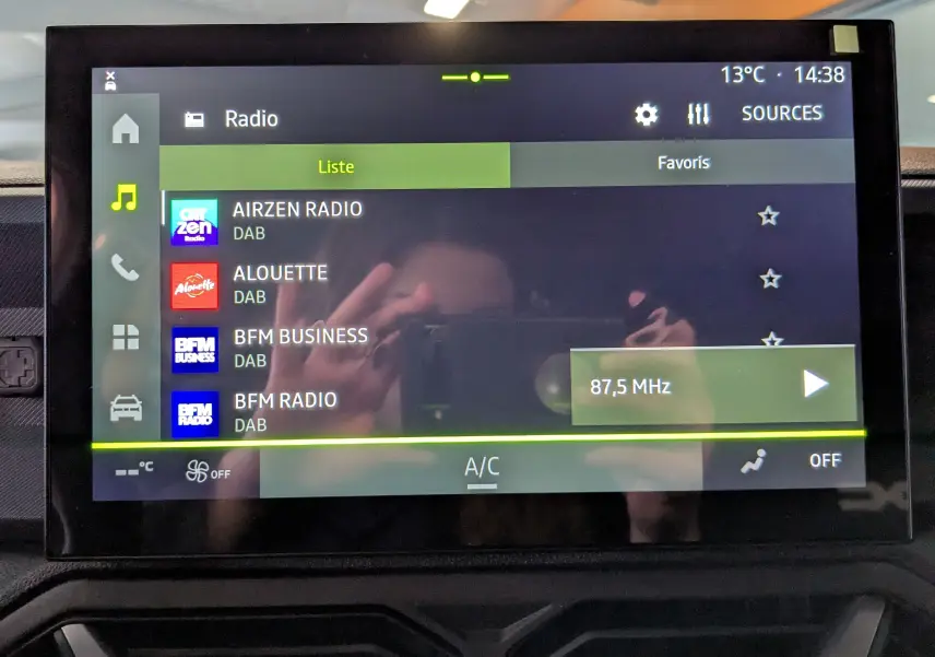Écran tactile du système Media Nav Live du Dacia Duster Hybrid 140 Journey affichant la liste des radios DAB.