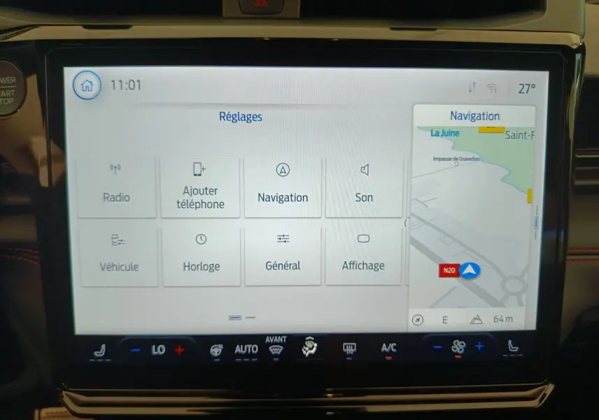 Écran tactile central du tableau de bord du Ford Puma 2025 affichant le menu Réglages et la navigation.