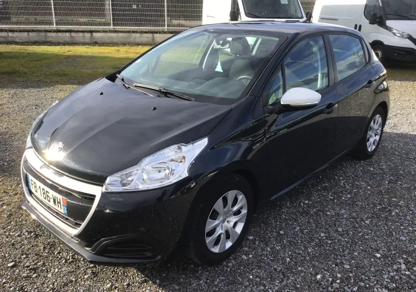 Peugeot 208 noire vue en 3/4 avant droit, avec rétroviseur blanc et jantes alliage argentées.