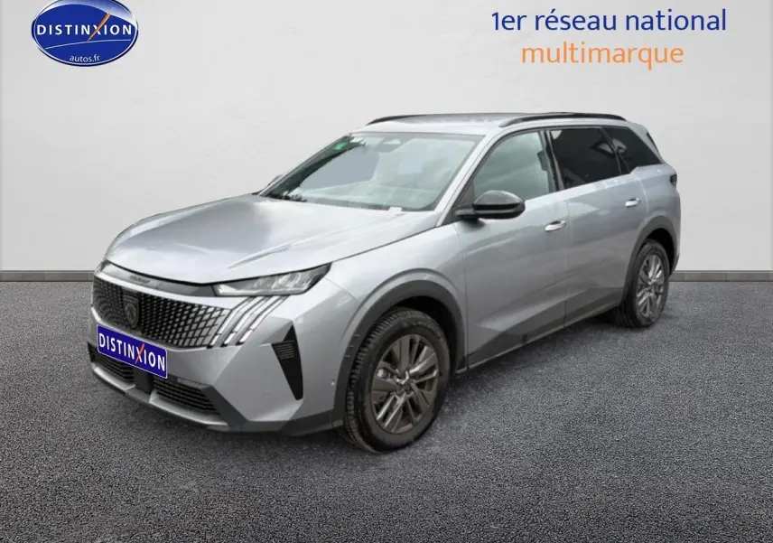 Peugeot 5008 Hybrid 145 gris artense en 3/4 avant droit avec calandre distinctive et jantes alu.