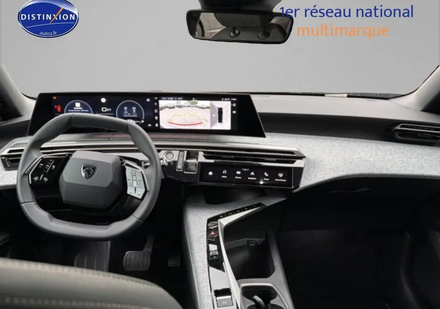 Vue intérieure avant du Peugeot 5008 Hybrid 145 allure e-dcs6 2025, tableau de bord gris artense avec écran tactile large et volant multifonction.