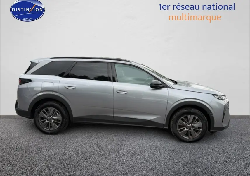 Peugeot 5008 Hybrid 145 allure gris artense vue de profil côté gauche sur fond neutre.