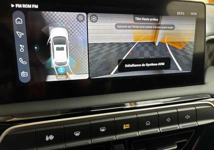 Écran tactile central de la MG3 1.5L Hybrid+ Luxury 2025 montrant l'aide au stationnement avec vue arrière et plan en survol aérien.