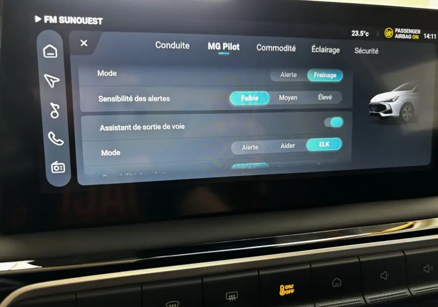 Écran tactile intérieur affichant les réglages MG Pilot avec illustration d'une MG3 gris clair vue de profil droit.