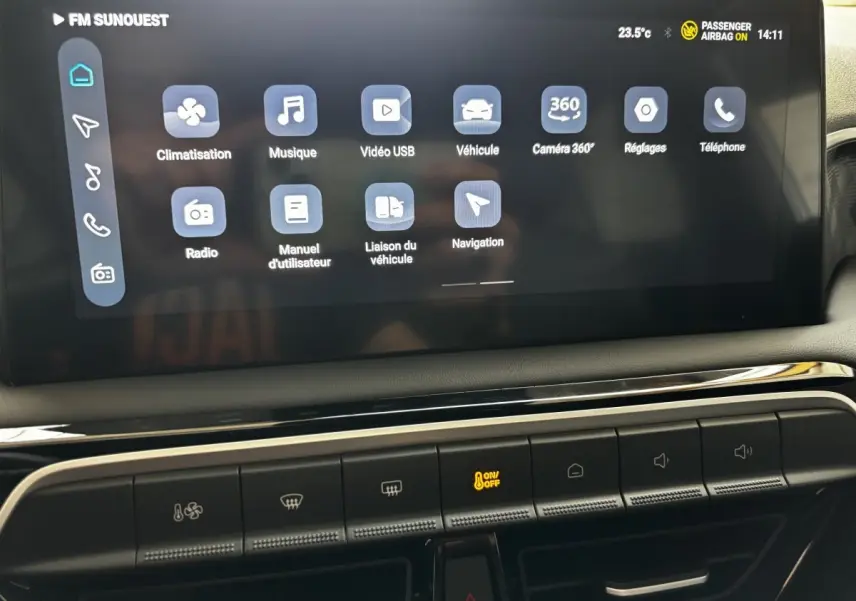Écran tactile central de la MG3 1.5L Hybrid+ Luxury 2025 affichant les options multimédias et de navigation.