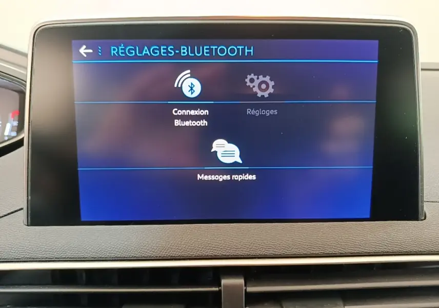Écran tactile central affichant les réglages Bluetooth dans l’habitacle d’un Peugeot 3008 noir, vue de face.