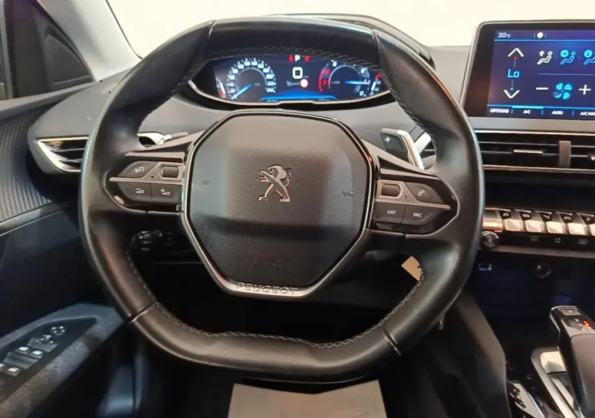 Volant cuir noir multi-fonctions de Peugeot 3008 2018 avec tableau de bord digital et écran tactile central.
