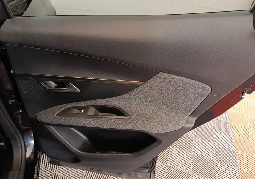 Vue intérieure du panneau de porte arrière gauche noir et gris texturé du Peugeot 3008 2018 Puretech.