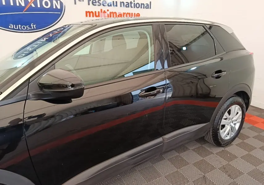 Vue latérale côté gauche d’un Peugeot 3008 noir, mettant en valeur les lignes épurées et les jantes argentées.