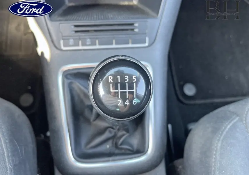 Le véhicule est un Volkswagen Tiguan 1.4 TSI 160ch BlueMotion Technology Sportline de 2013, boîte automatique, couleur Blanc Candy.  
L'image montre un levier de vitesse manuel, ce qui ne correspond pas à