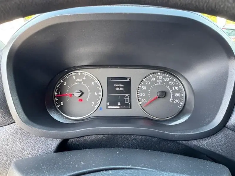 Tableau de bord du Renault Master Combi 2020 avec compte-tours, compteur de vitesse et écran central affichant l'odomètre.