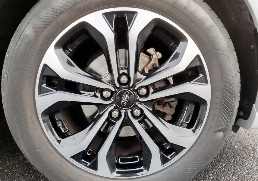 Gros plan sur la jante alliage bicolore noir et argent avec logo Ford au centre du Ford Puma gris Fashion Matter.