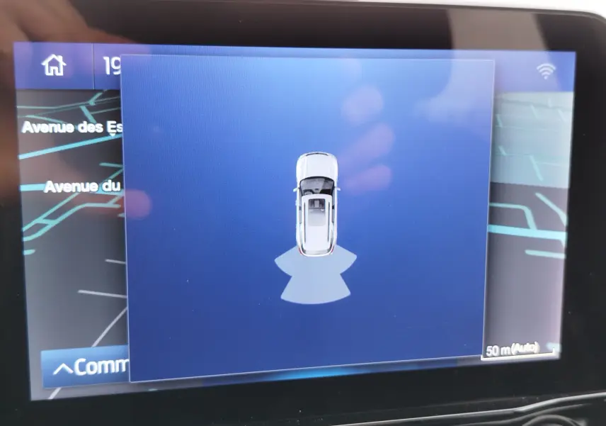 Vue de dessus de la Ford Puma gris Fashion affichée sur l'écran de navigation avec capteurs de proximité activés.