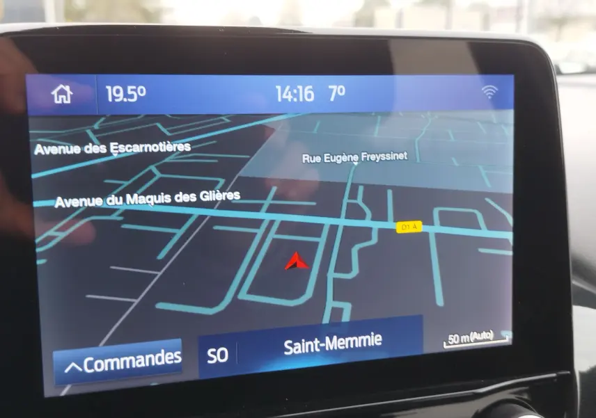 Écran tactile du système de navigation de la Ford Puma 2021, affichant une carte avec itinéraire et température extérieure.
