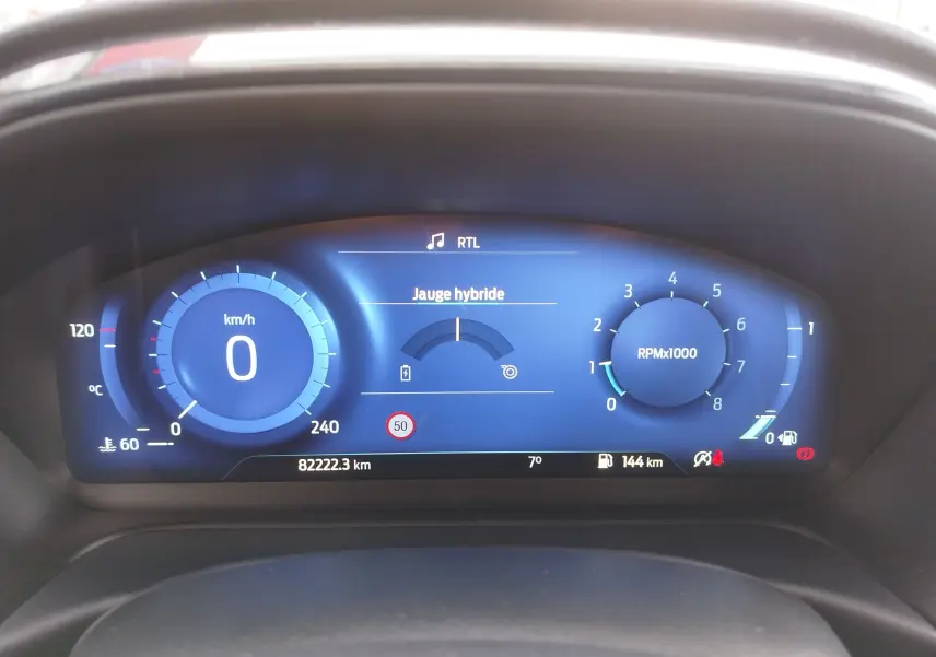 Tableau de bord numérique du Ford Puma 1.0 EcoBoost 125ch mHEV ST-Line affichant vitesse, régime et jauge hybride.