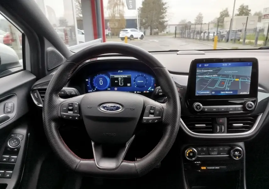 Vue intérieure du poste de conduite du Ford Puma 1.0 EcoBoost 2021 avec volant multifonction et écran tactile GPS.