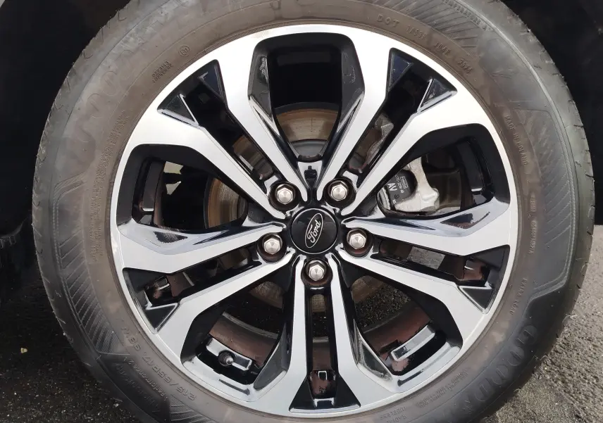 Gros plan sur la jante alliage bicolore noire et argentée d'un Ford Puma 1.0 EcoBoost 2021 en Fashion Gris Matter.