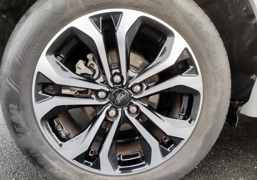 Gros plan sur la jante alliage bicolore noire et argentée du Ford Puma 1.0 EcoBoost 2021 en gris Fashion Matter.