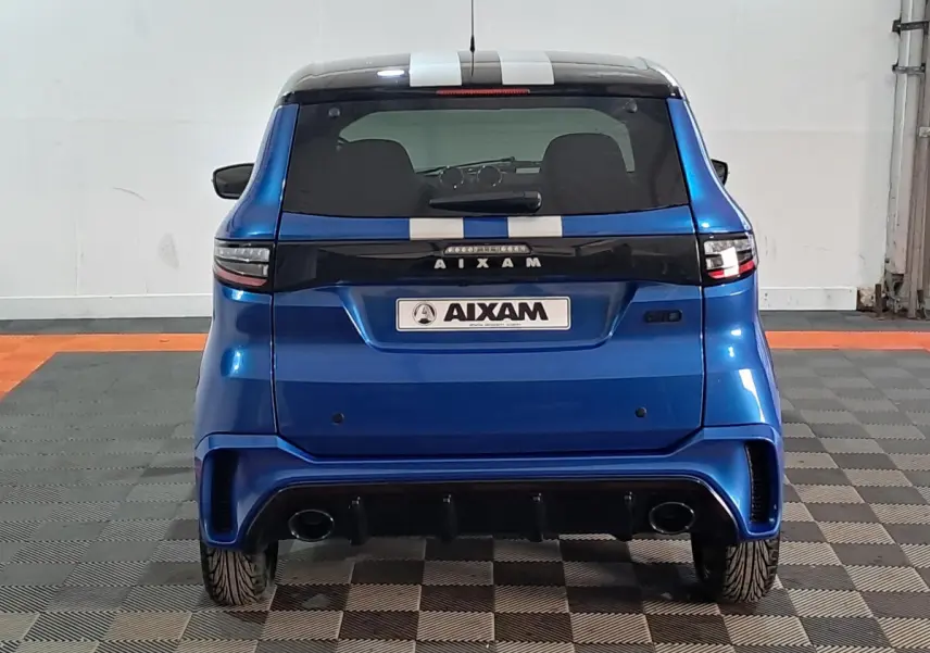 Vue arrière d'une Aixam Ambition 0.5 City GTO bleu 2026 avec bande blanche verticale et double sortie d'échappement.