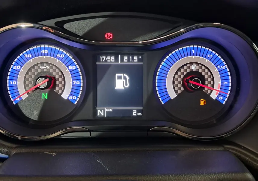 Vue rapprochée du tableau de bord bleu de l'AIXAM AMBITION 2026 avec compteur vitesse et jauge carburant.