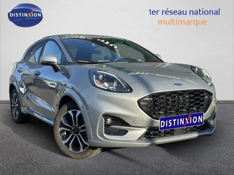 Ford Puma 1.0 EcoBoost 2024 gris Solar métallisé, vue 3/4 avant avec calandre noire et jantes alliage bicolores.