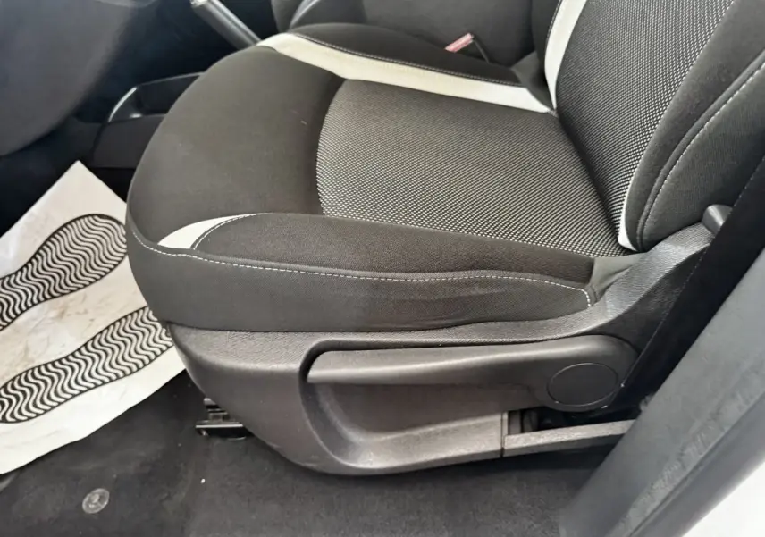Gros plan sur le siège avant droit noir et gris du Renault Kangoo Zen 2016, avec levier de réglage manuel visible.