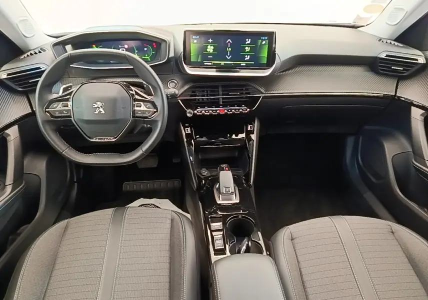 Vue intérieure avant du Peugeot 2008 2021, volant cuir multifonctions et écran tactile central lumineux.