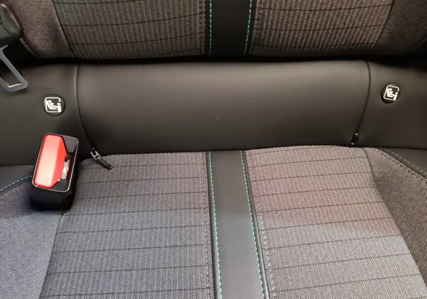 Détail de la banquette arrière grise avec surpiqûres vertes et attaches Isofix du Peugeot 2008 blanc.