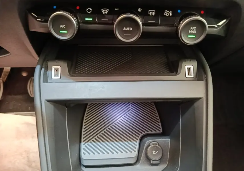 Vue rapprochée de la console centrale de la Citroën C4 gris clair, avec commandes climatisation et ports USB visibles.