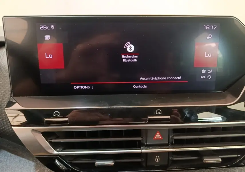 Écran tactile central de la Citroën C4 gris clair, affichant la recherche Bluetooth, vue intérieure frontale.