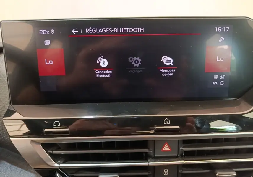 Écran tactile central de la Citroën C4 gris clair, affichant les réglages Bluetooth et climatisation en mode Lo.
