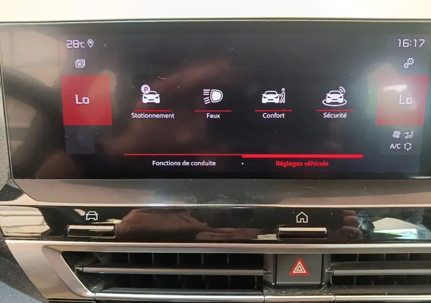 Écran tactile central de la Citroën C4 gris clair, affichant les réglages de conduite et climatisation.