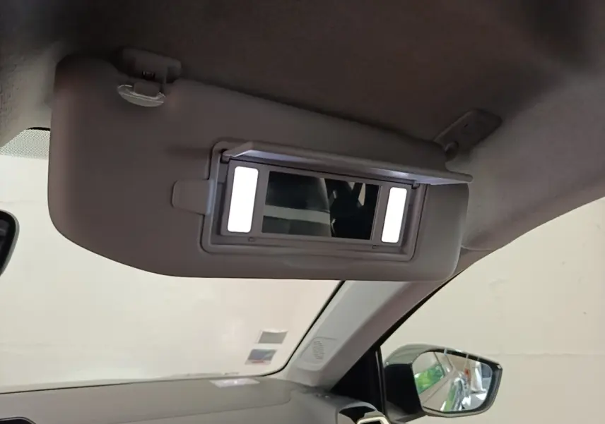 Détail intérieur du pare-soleil avec miroir éclairé côté conducteur de la Citroën C4 gris clair 2021.