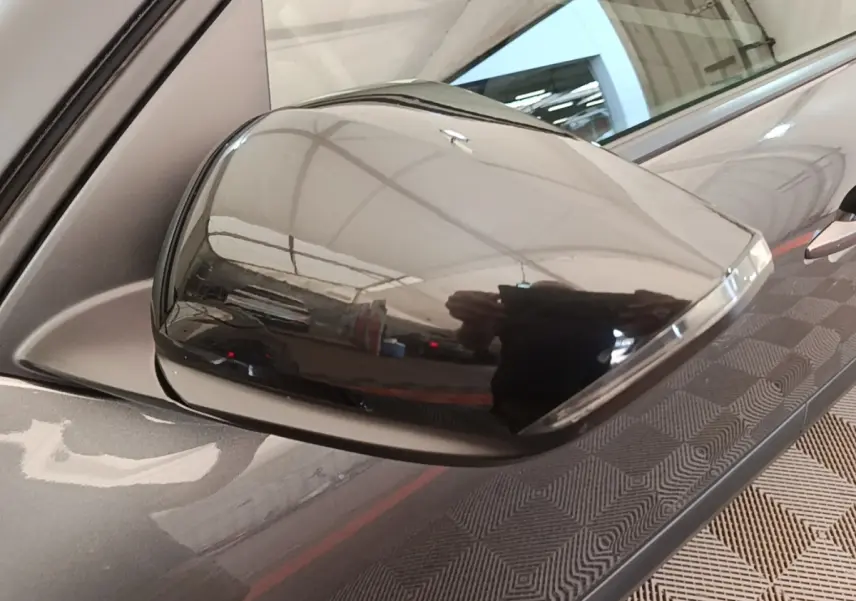 Rétroviseur côté gauche gris clair de la Citroën C4 2021, avec carrosserie et partie de la porte visibles.