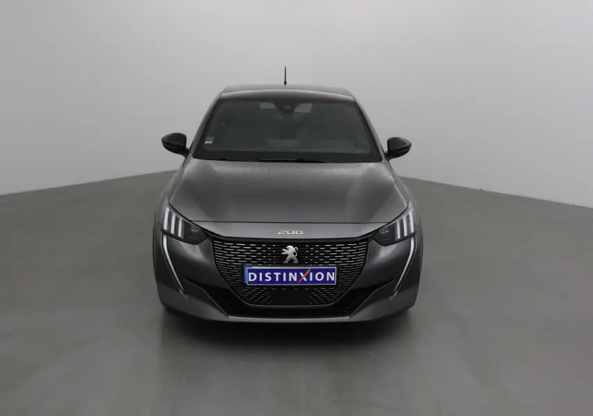 Vue frontale d'une Peugeot 208 1.2 PureTech 100 GT S&S gris platinium avec calandre noire et feux LED distinctifs.