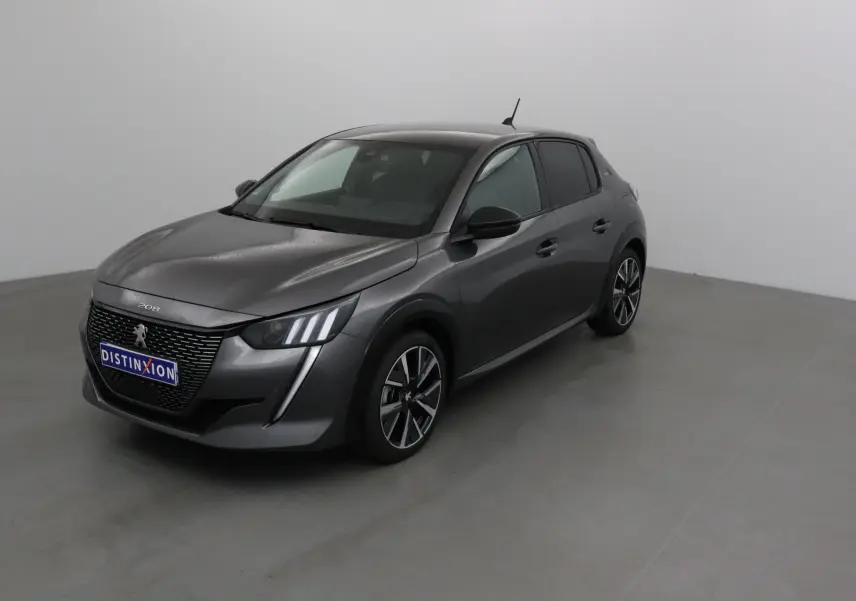 Peugeot 208 gris platinium avec toit noir, vue 3/4 avant droit dans un studio lumineux.