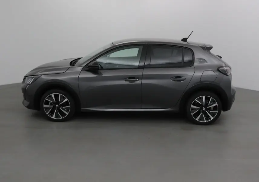 Profil côté gauche d'une Peugeot 208 1.2 PureTech 100 GT gris platinium avec jantes noires et argentées.