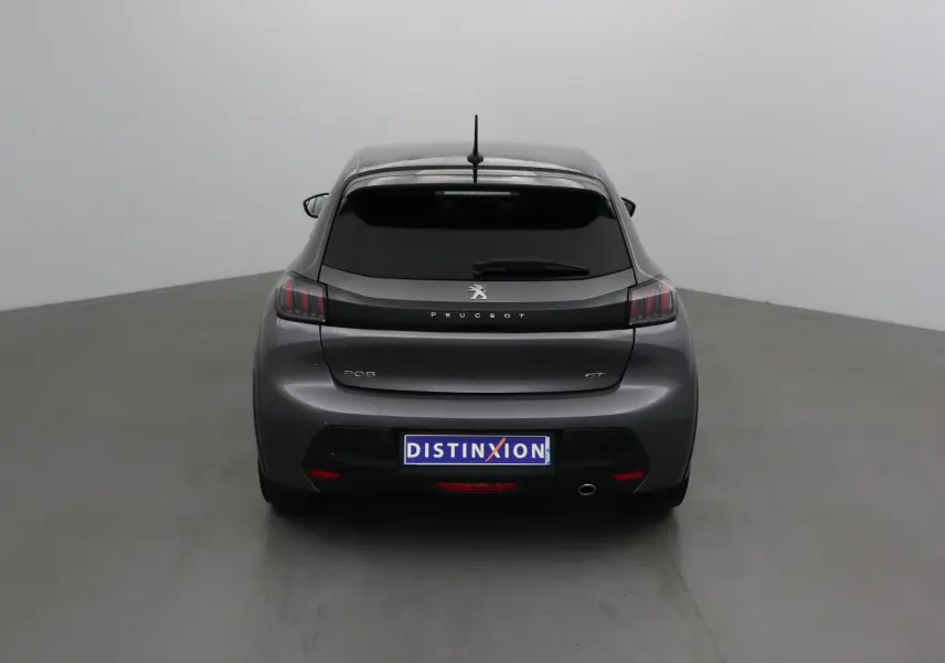 Vue arrière d'une Peugeot 208 GT 2023 gris platinium avec feux arrière à griffes et lunette arrière teintée.