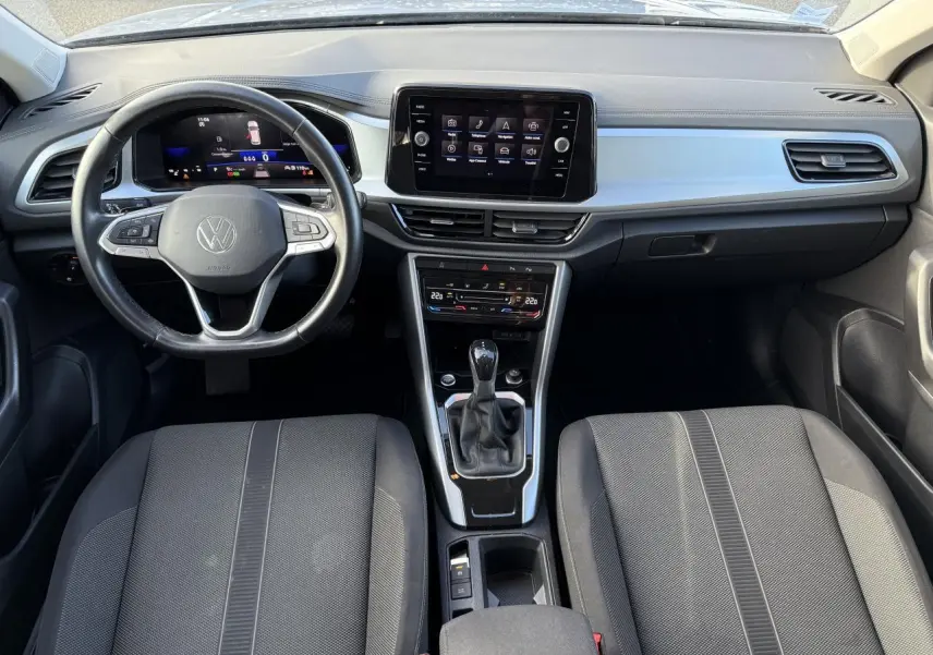 Vue intérieure frontale du tableau de bord et des sièges avant gris du Volkswagen T-Roc 2.0 TDI Life PLUS 2022.