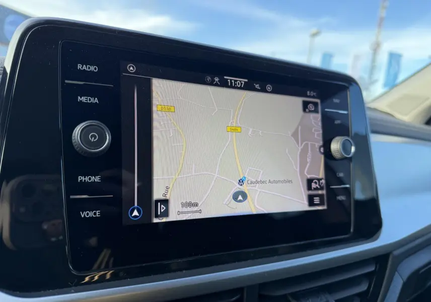 Écran tactile 8 pouces du système de navigation Discover Media dans un Volkswagen T-Roc 2022.