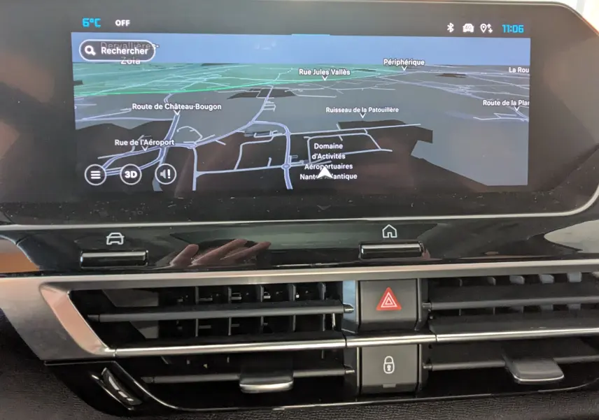 Écran tactile du tableau de bord de la Citroën C4 2024 gris platinium affichant la navigation GPS en intérieur.