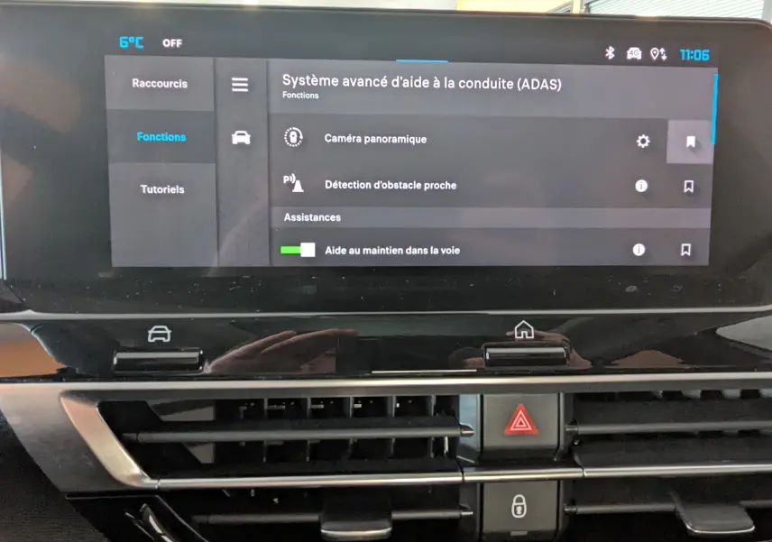 Écran tactile central du tableau de bord de la Citroën C4 2024 affichant les aides à la conduite avancées.